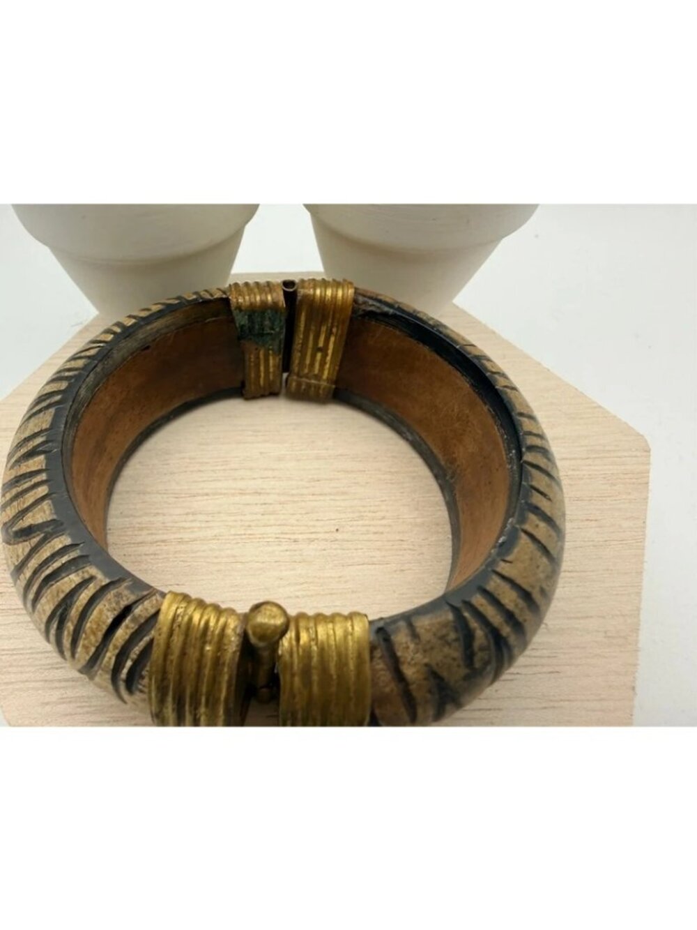 Vintage Chunky Carved Wood Hinged Bangle Bracelet Brass Tone Tribal Boho - Picture 4 of 8